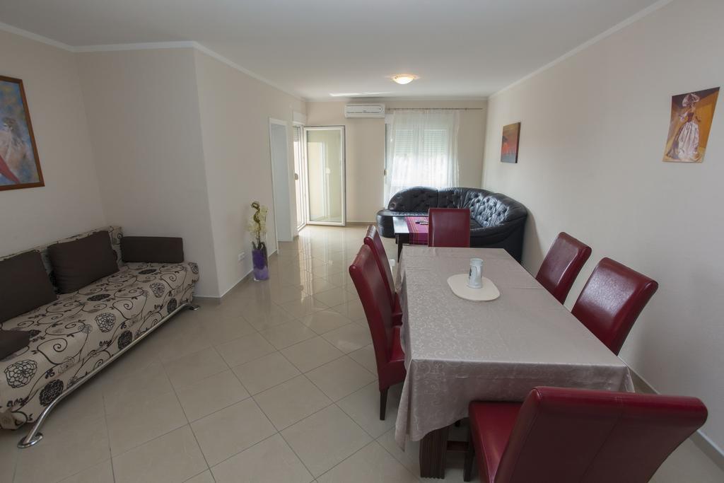 Apartments Damjanovic ماكارسكا الغرفة الصورة